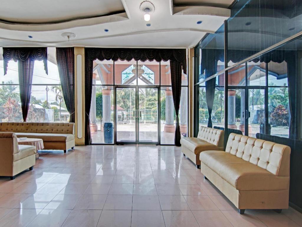 Oyo 92551 Netra Hotel Ujunbatu ภายนอก รูปภาพ